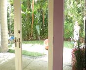 Сисястая мамочка присоединилась в постель к молодым лесбиянкам